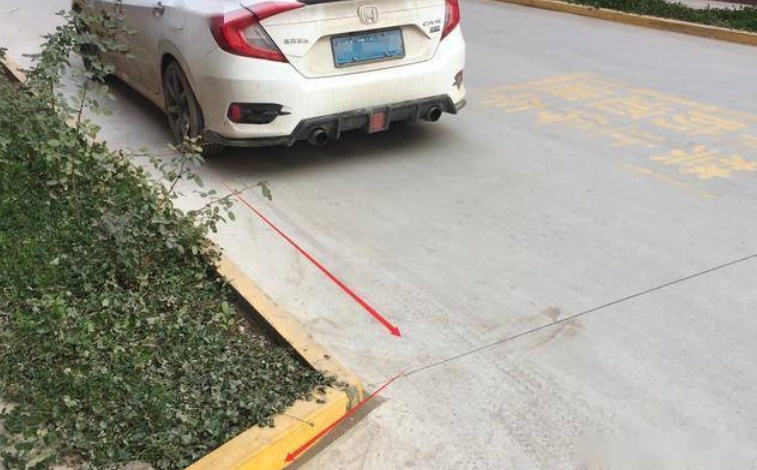直角倒车老是刮侧面？一招教你小距离直角倒车一把进