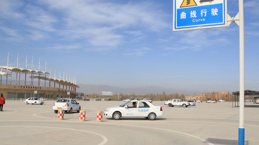 驾校车坡起时，不加油门只抬离合都可以上坡，私家车怎么就不行？
