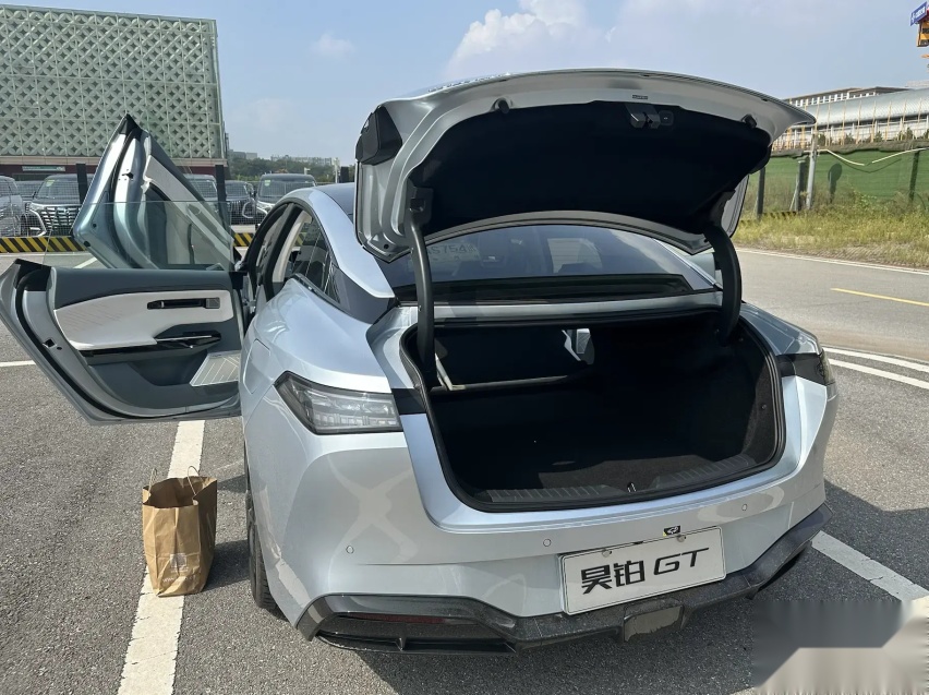 试驾昊铂GT：旋翼门很拉风，驾驶乐趣十足，堪称全能型选手