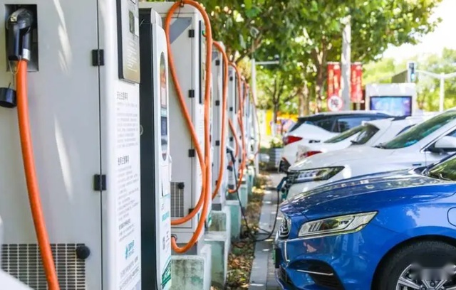 2023年车市展望，燃油车VS新能源汽车，哪个更有发展前景？
