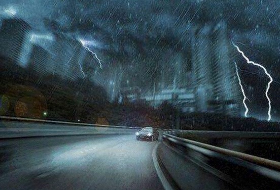 暴雨遇困，车主如何自救？