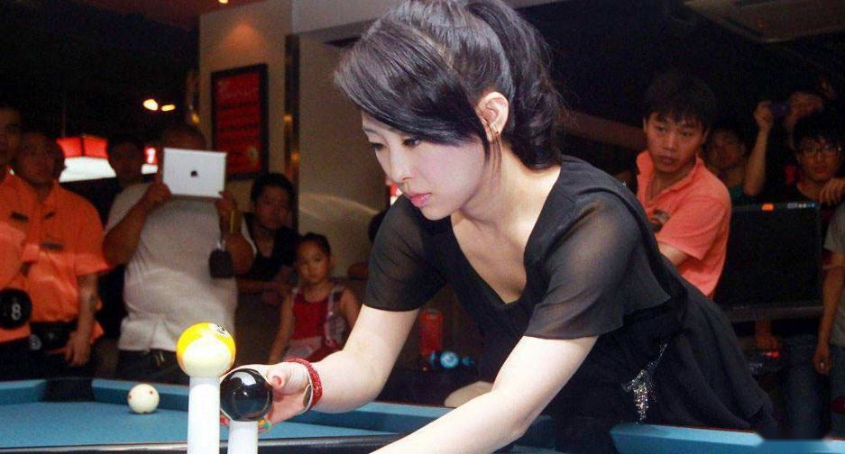 九球天后才35岁就有过亿身价, 出行却开150万玛莎, 低调