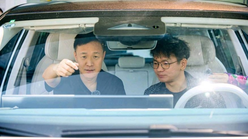 车企CEO卷起来！哪吒汽车“勇哥”亲自交车给用户