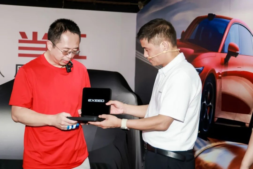 当红衣大叔遇上“晨曦红” 周鸿祎成为星纪元ES 2025款首位车主