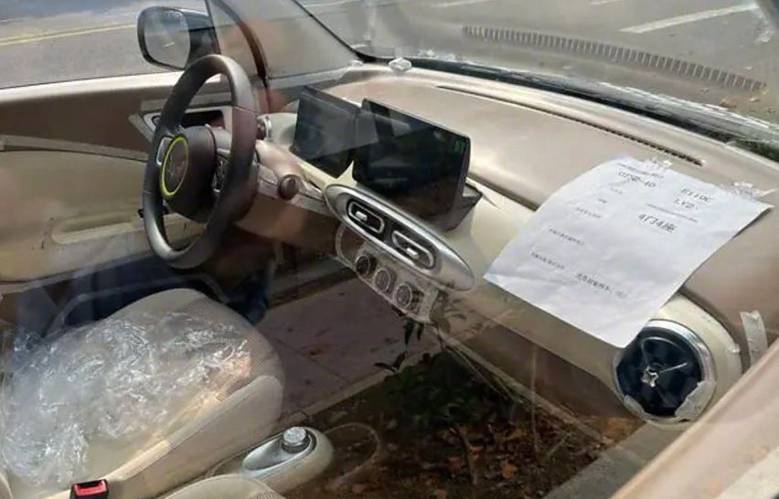 全新五菱宏光MINI EV三门版街拍亮相，Q萌可爱，女生最爱？