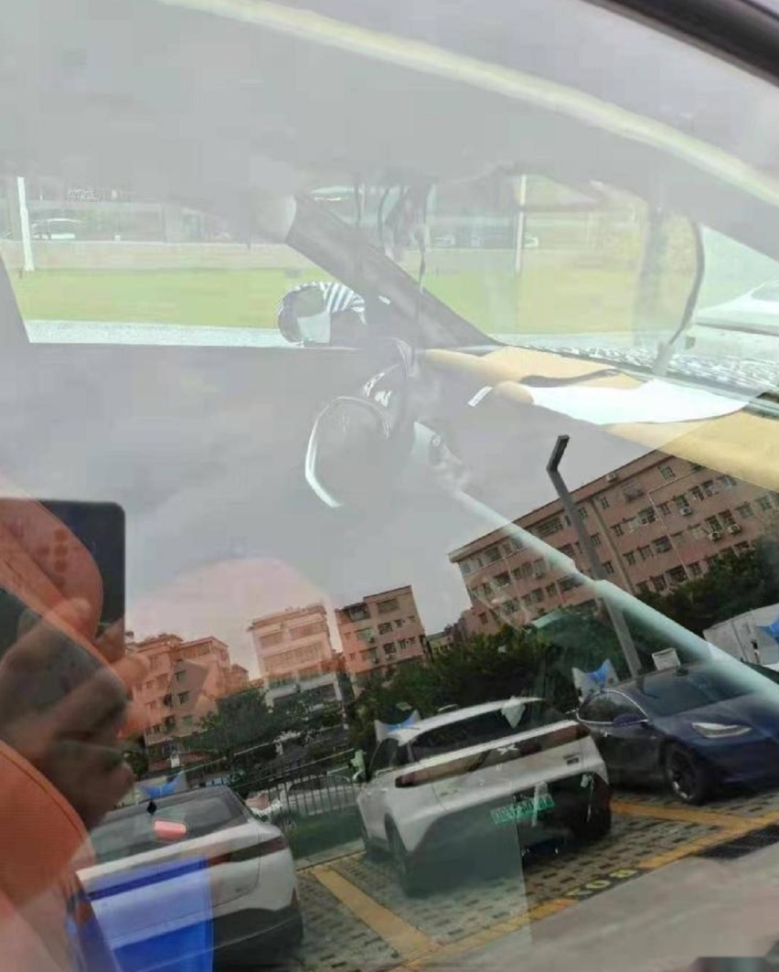 小鹏中大型SUV曝光，外观大气时尚，配备贯穿式中控屏