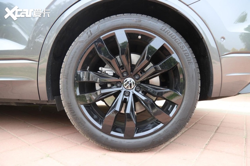 铝合金黑色轮毂,这一系列的细节升级让新一代途锐在更加美观的同时,也