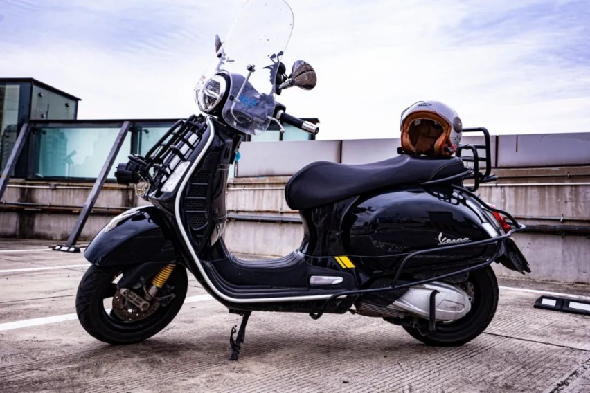 一台Vespa，加100块钱油，获得女神同款快乐。