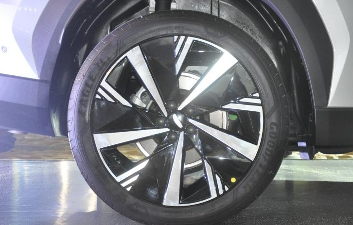 吉利又发布全新SUV，车宽1米9配2.0T，造型像雷克萨斯、凯迪拉克