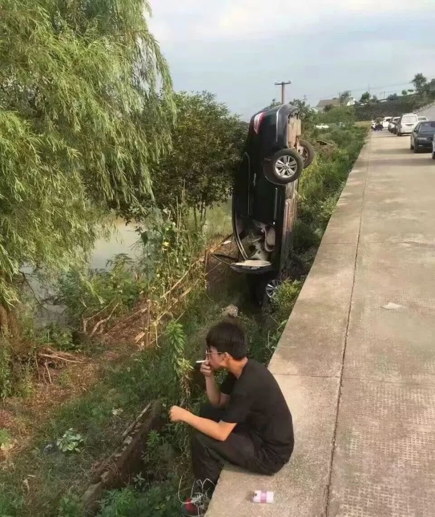 200万宝马i8开进山沟里摘猕猴桃，有钱人的生活就是朴实无华
