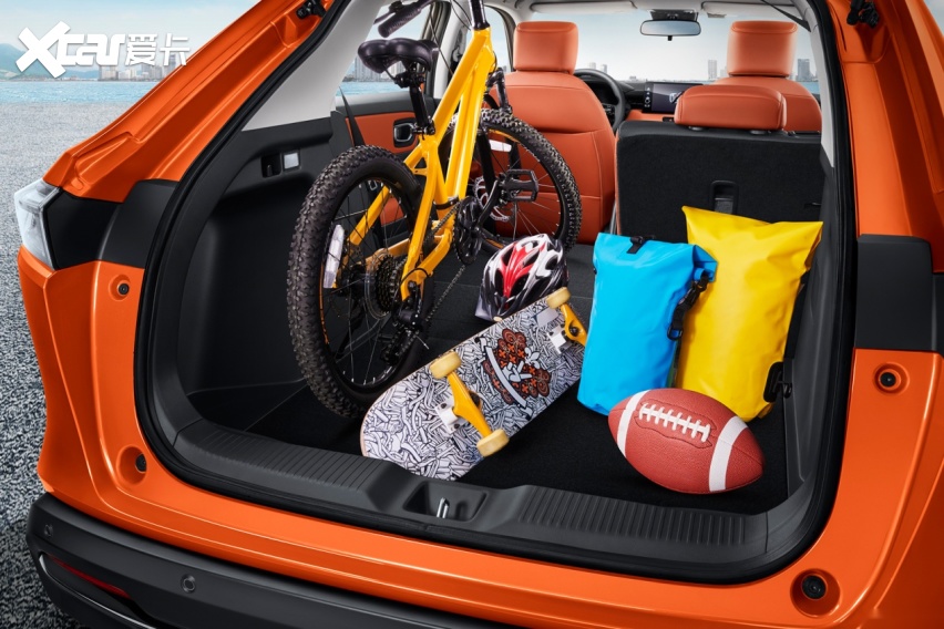 可以完全放平,并且在车内形成大床,带来移动帐篷空间;而在搬运大件时