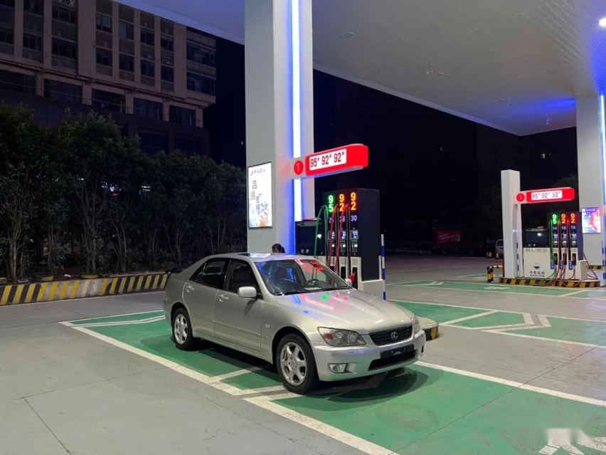 走街范雷克萨斯IS200咬地鲨，果然JDM与底盘灯才是最搭的