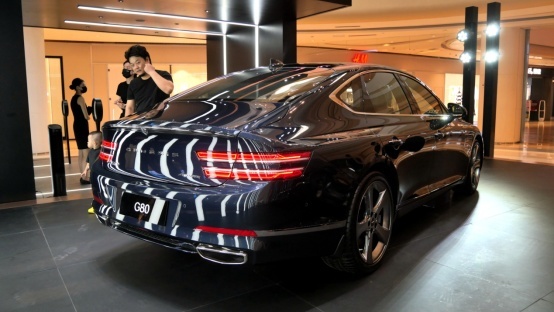 龙湖天街实拍中大型豪华车捷尼赛思GV80和G80