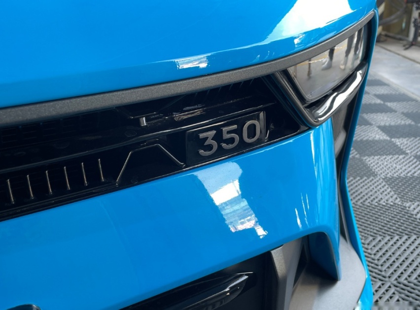 国产高性能车，搭载双增压2.0T+四驱，轻量化设计，有大尺寸尾翼
