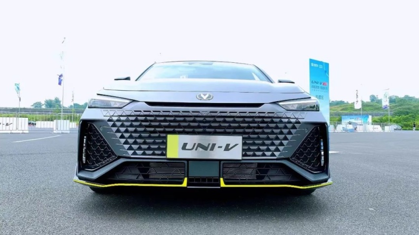 变化不止设计，场地试驾长安UNI-V 2.0T版本：开起来很过瘾