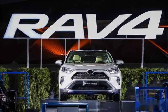全新RAV4荣放越级上市，硬汉外观配置硬核三种四驱，17.48万起售