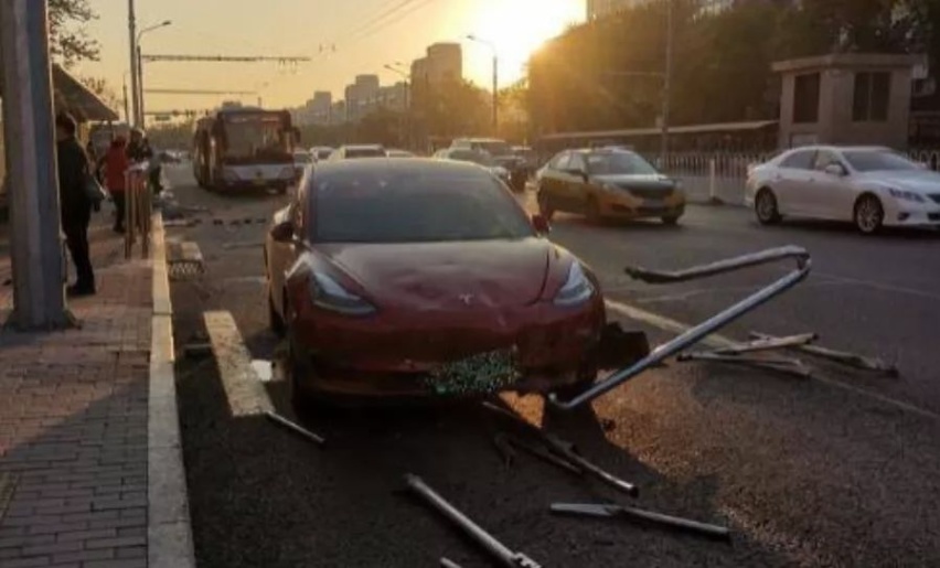 Model 3早高峰失控，方向失控6秒钟 特斯拉却称无故障