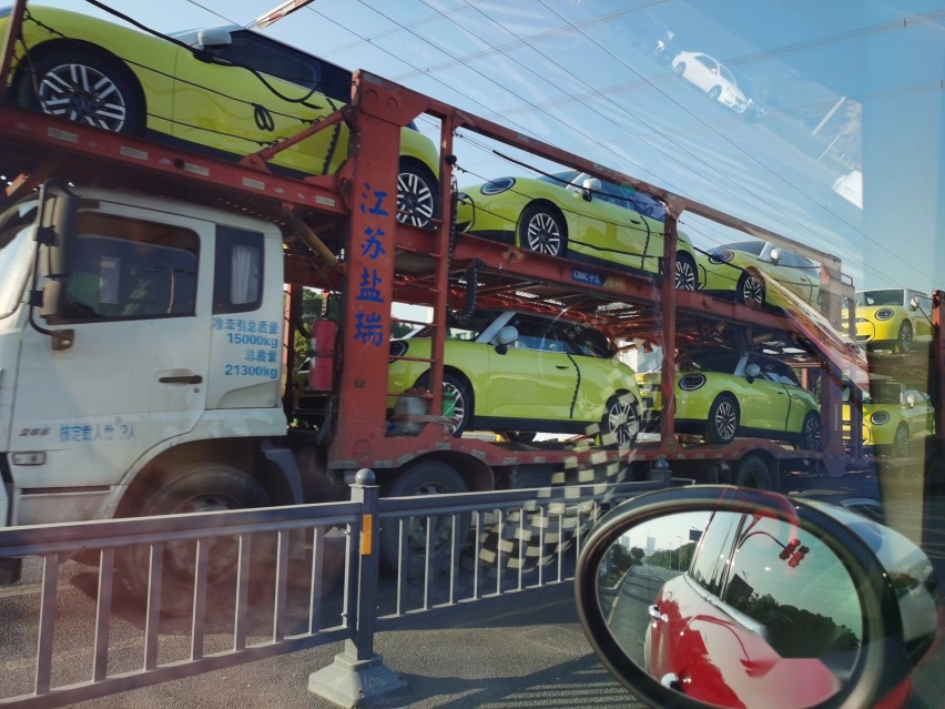 宝马、长城联手打造！国产纯电MINI实车现身，配“光束汽车”尾标