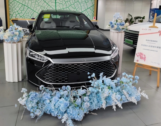 2023款秦PLUS DM-i冠军版到店，玄空黑色很稳重，9.98万起