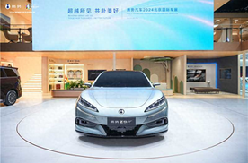 国际顶级车评人托马斯北京车展签下腾势Z9GT首张车主订单