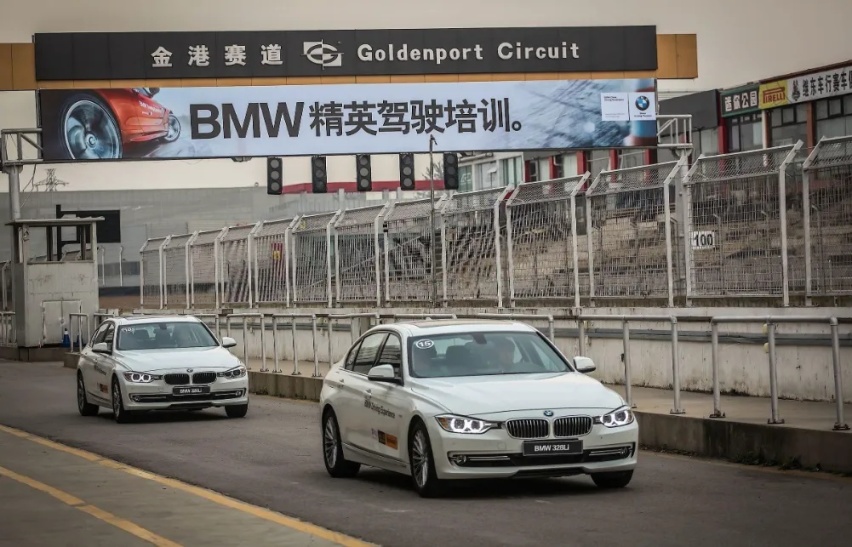 小米SU7一天两次冲出赛道，设计有问题？