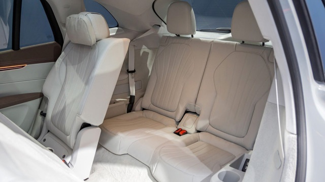 一百多万买奔驰EQS SUV，大型SUV可选7座还能越野，值不值？