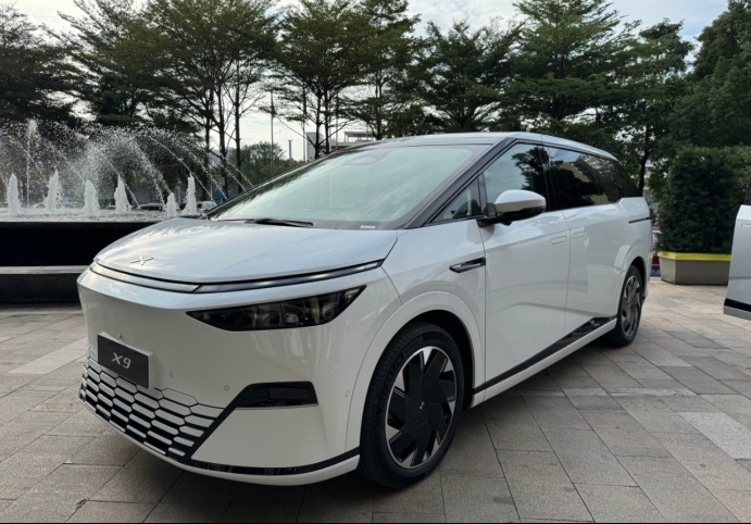 不想太商务！小鹏X9实车上街，预售价38.8万元起