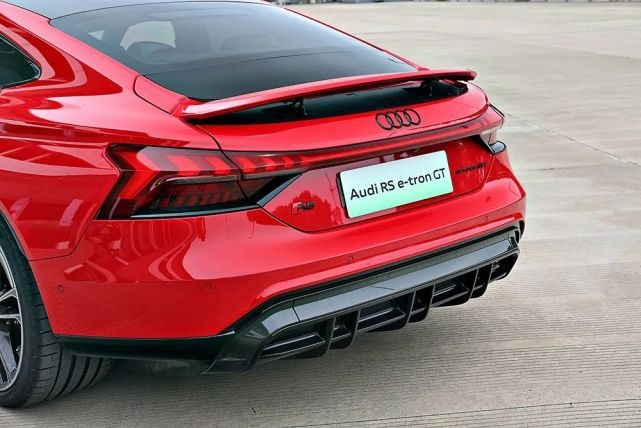 智驾开箱丨赛道驾驭奥迪RS e-tron GT：遇见R8的魂