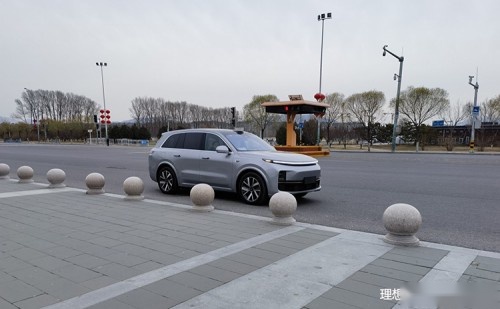 理想L8大规模交付，六座大空间舒适度拉满，三屏多视角看球更过瘾