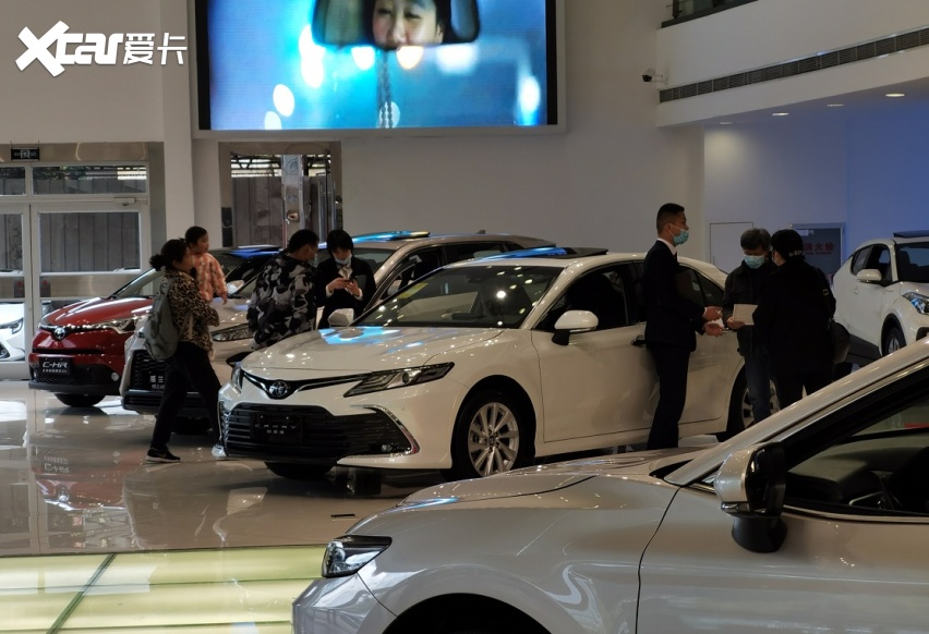 探店丰田4s店展厅人满为患新款凯美瑞成关注焦点