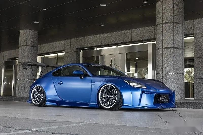 KUHL改装宽体GR86/BRZ，风格神似2000年初的《极品飞车》