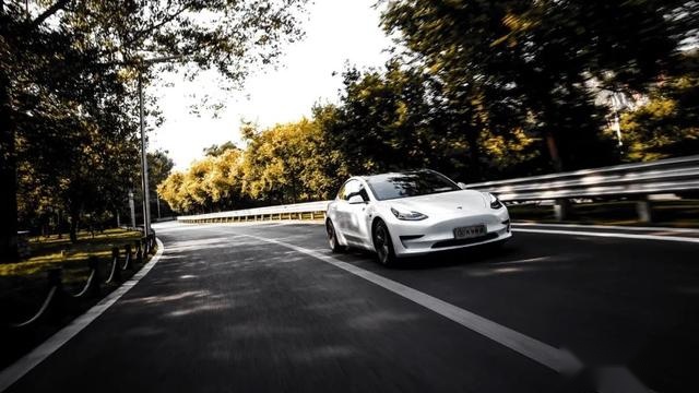 UX 300e的温度与情感，是Model 3这类新势力所给不