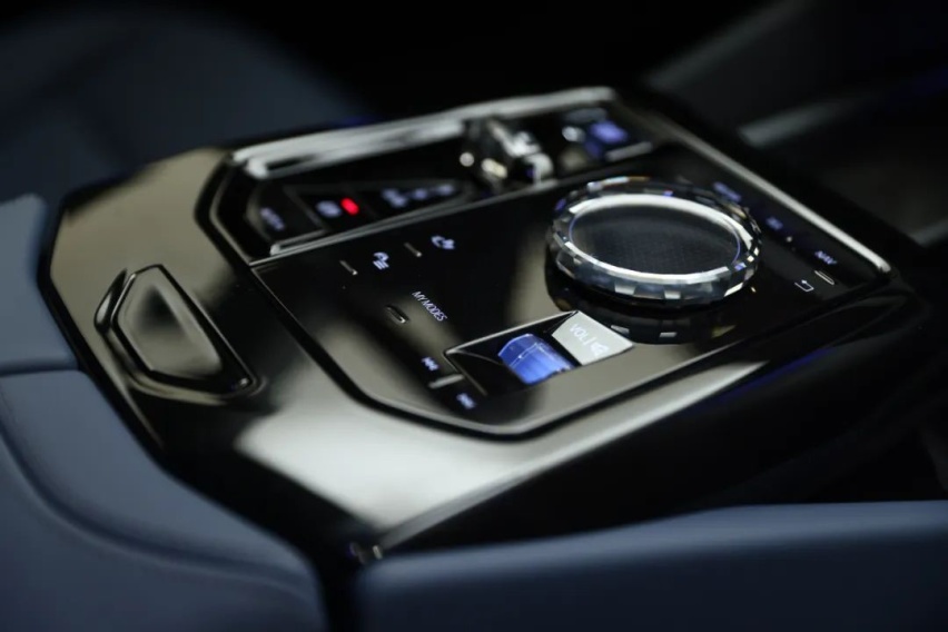 全新BMW 5系长轴版今日在大东工厂下线，月底正式上市！