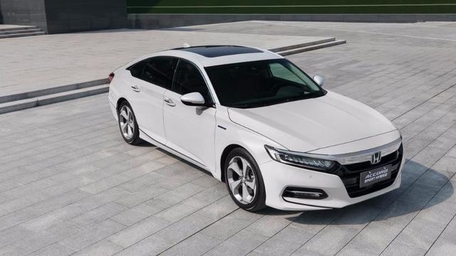 一辆紧凑型轿车敢卖到近19万元，马自达迷之自信还是真有硬货？