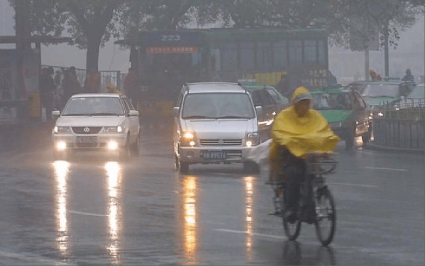 老司机提醒：雨天路面湿滑，安全开车或走路都要注意防范的几点