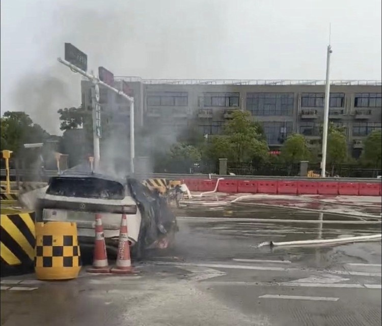 瞬间爆燃，大众新能源在收费站失控碰撞起火，4名驾乘无一人生还