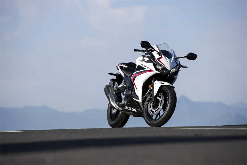 入门中小排量仿赛摩托，本田CBR400R，车身灵活操控易上手