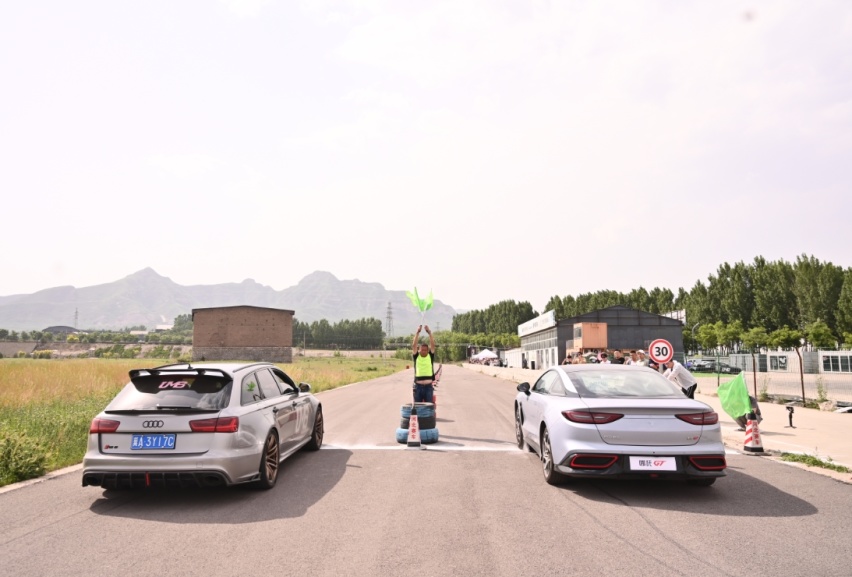 不惧大马力性能车 哪吒GT跑车赛道上演中式狂飙