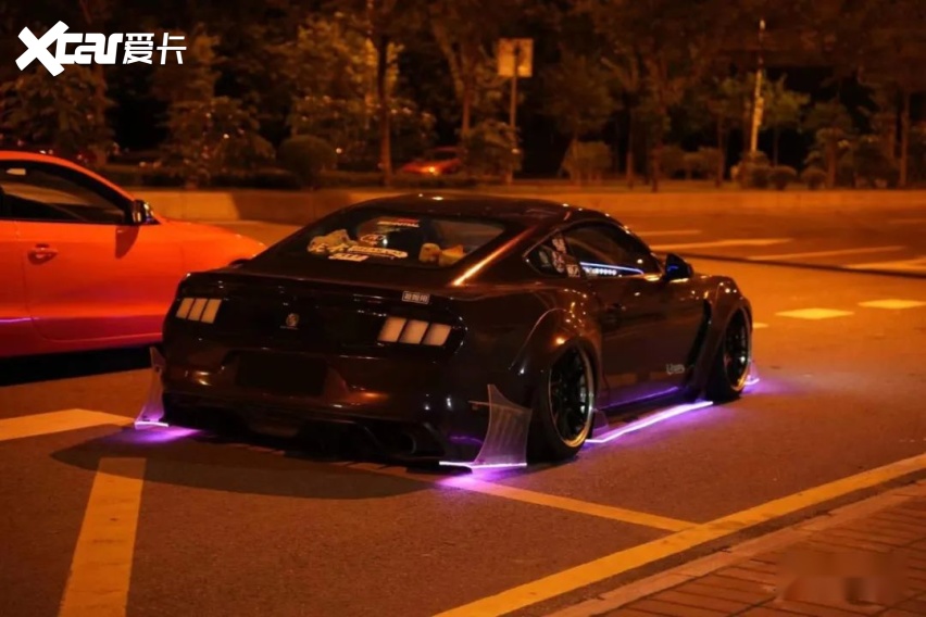 受父亲影响打造宽体福特Mustang，底盘灯让我成为
