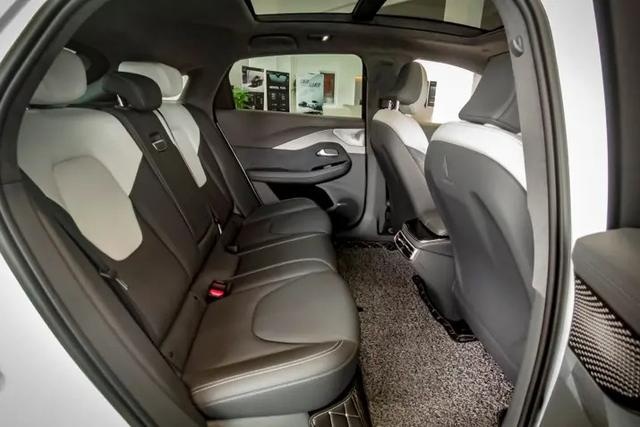 近看像轿车，视野像SUV，性能像跑车？它就是极狐阿尔法S