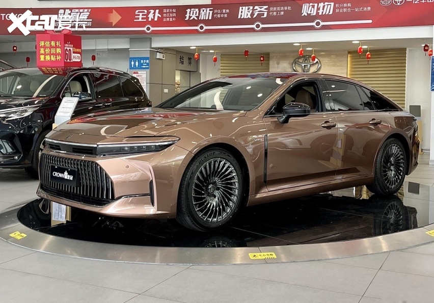 丰田皇冠sedan实车到店,长超5米 电吸门,配纵置后驱 自适应悬架