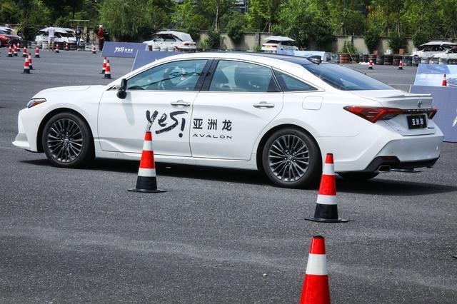 都说亚洲龙是ES的兄弟车型，它们有何不同？开过后我找到了答案