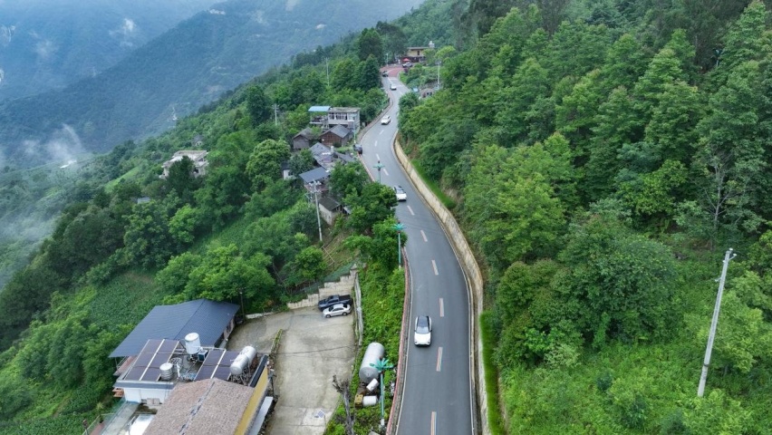 从大海奔向雪山：哪吒L智驾万里极境 助力曼行国道·219