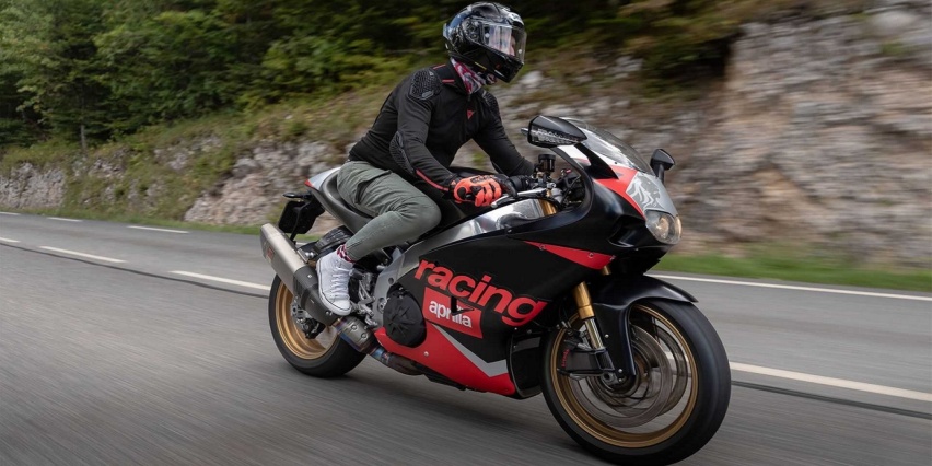 复古造型与现代引擎的结合，RSV4换上RS250造型