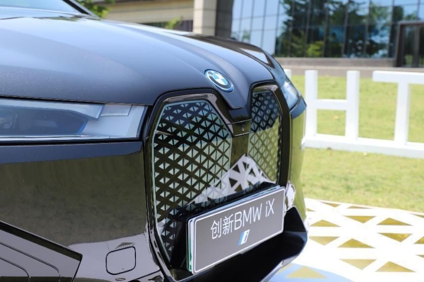 3.8秒破百的旗舰SUV！实拍宝马iX，能不能在市场支棱起来