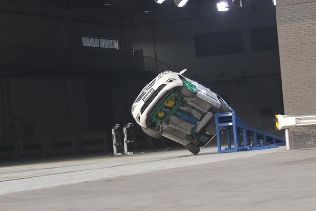 还不知道怎么选车？安全第一！ 逸动PLUS安全品质解读