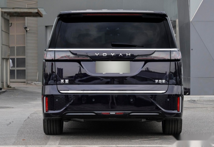 到店体验新款岚图梦想家PHEV，它33.99万起售，值不值