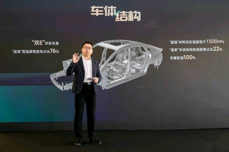 安全品质再升级 第四代奔腾B70极速翻滚挑战成功