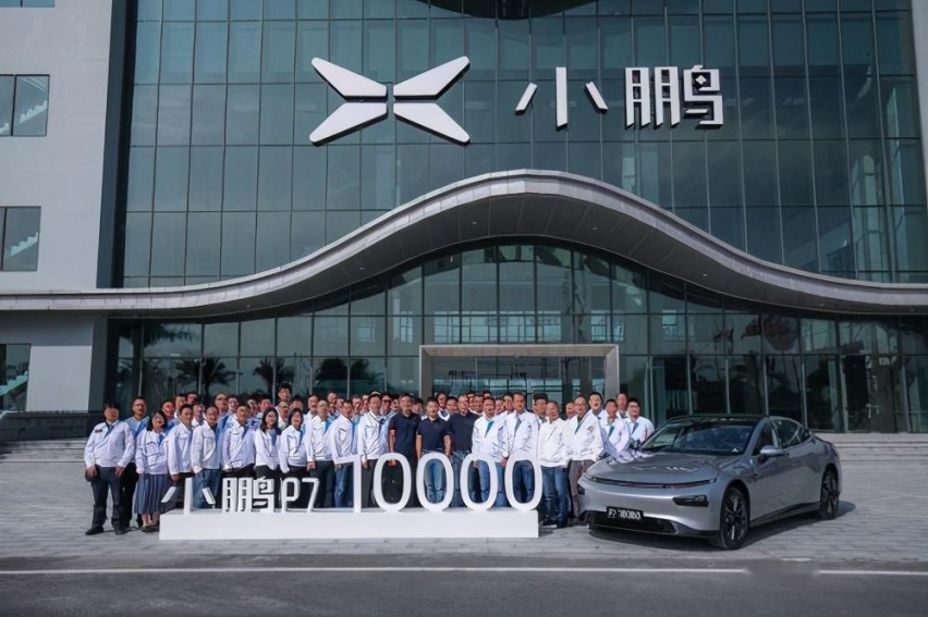新旧势力交替，帝豪300万辆和小鹏P7第1万辆同日下线