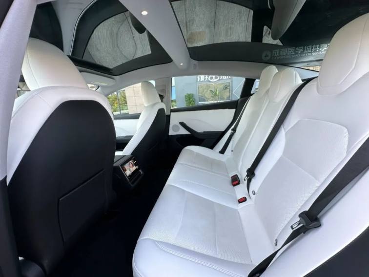 试驾丨年轻人的车界“时尚单品”，Model 3焕新版到底有哪些惊喜？
